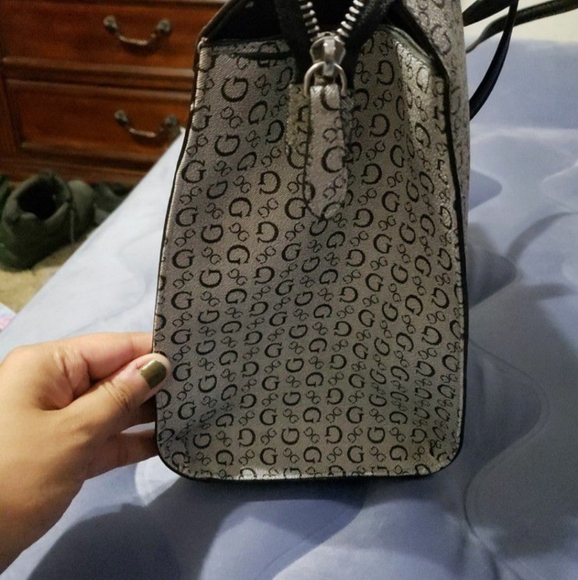 Large Guess Purse - Picture 5 of 6